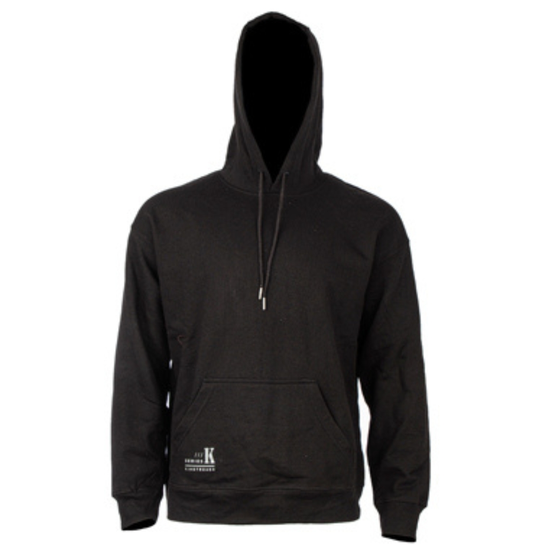 CHANDAIL DE TRAVAIL À CAPUCHON KINGTREADS POUR HOMME couleur noir vu de face chandail noir avec imprimé à la poche Kingtreads on voit le cordon de serrage de la capuche