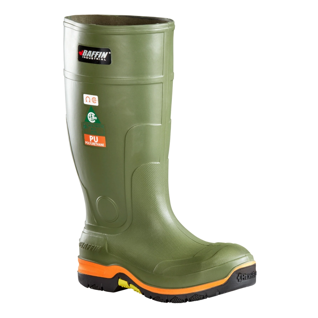 BOTTE DE SÉCURITÉ IMPERMÉABLE BAFFIN HERCULES POUR HOMME couleur vert vue de rpfil avant droit botte verte semelle d'usure noire avec ligne orangée logo dhomologation sur le flanc de la tige et logo Baffin au haut de la tige