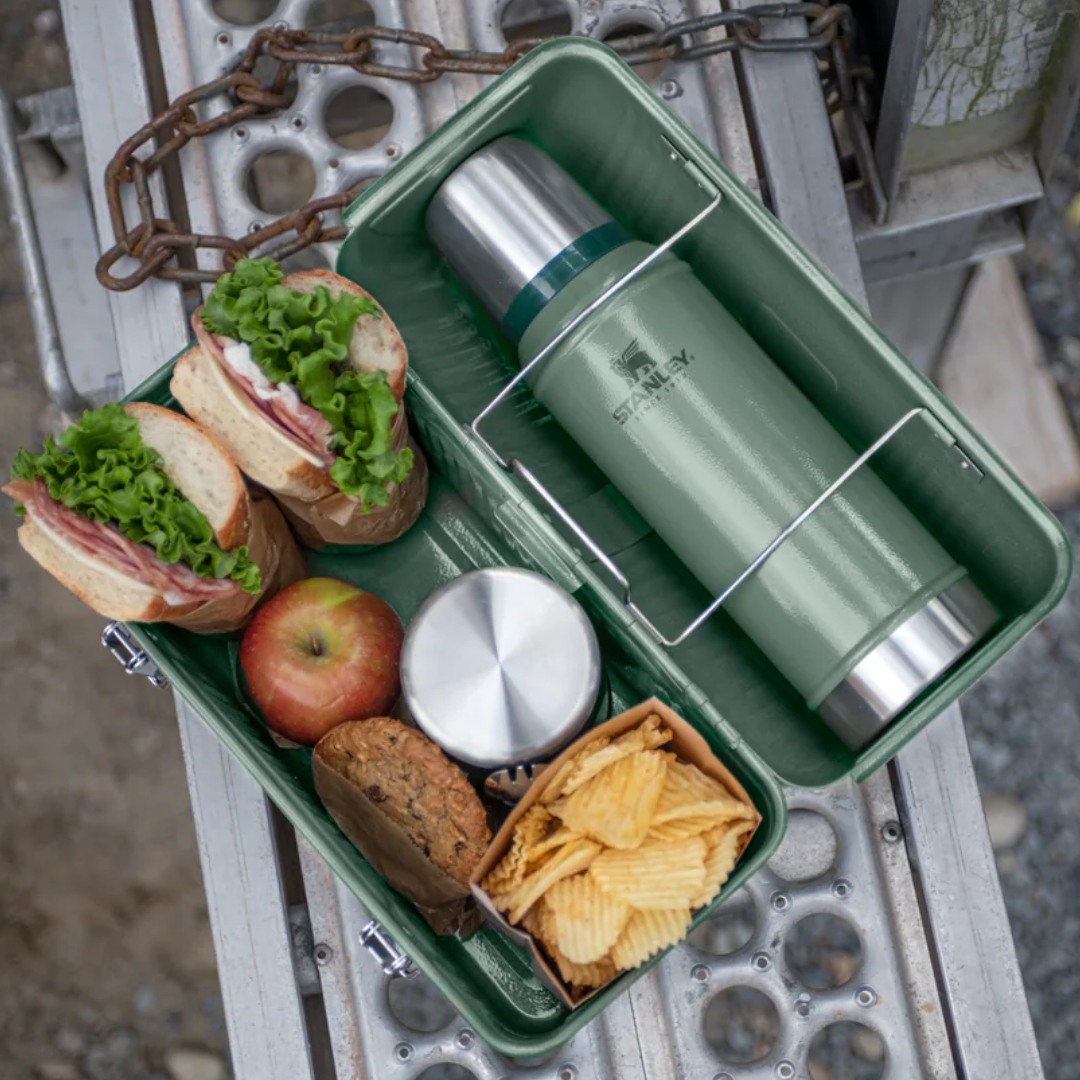 BOÎTE À LUNCH STANLEY LEGENDARY CLASSIC couleur Hammertone Green vue ouverte avec un lunch et une bouteille rangées dans la boite verte