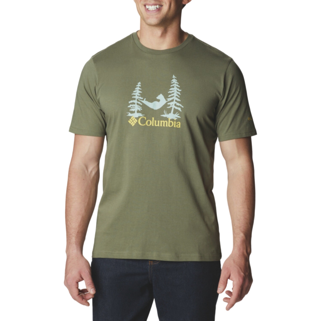 T-SHIRT COLUMBIA ROCKAWAY RIVER OUTDOOR POUR HOMME COULEUR 397-STONE GREEN/SNOOZIN GRAPHIC PORTÉ PAR UN HOMME VU DE FACE ON VOIT LE GRAPHIQUE CENTRAL D'UN OURS DANS UN HAMMAC AINSI QUE LE NOM cOLUMBIA, COL ROND CHANDAIL VERT OLIVE MANCHYES COURTES