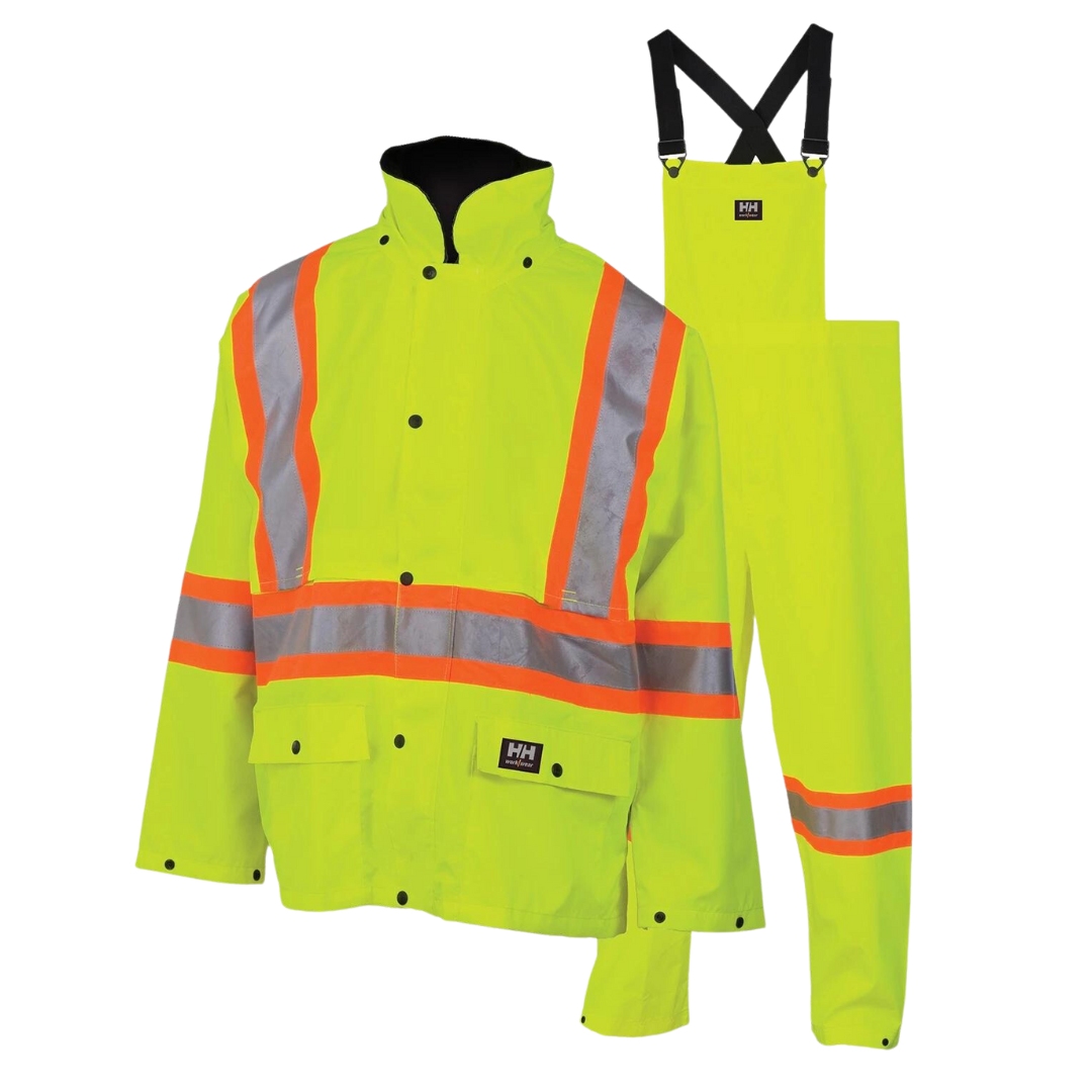 ENSEMBLE DE TRAVAIL IMPERMÉABLE HELLY HANSEN WORKWEAR WAVERLY couleur yellow hivis vue du manteau et de la salopette jaune avec bande haute visibilité logo helly hansen workwear visible sur les deux pièces