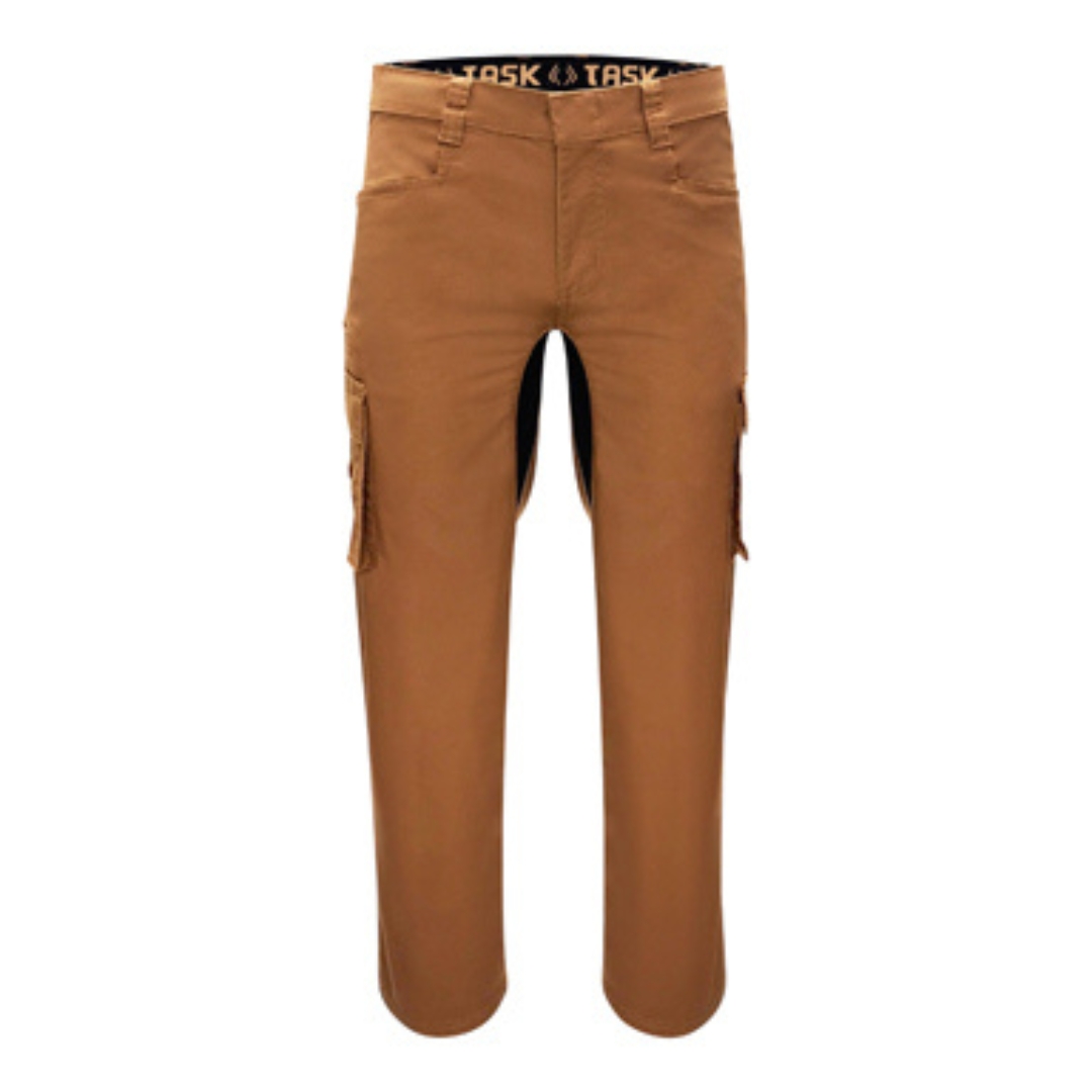 PANTALON CARGO DE TRAVAIL TASK EXTENSIBLE POUR HOMME couleur dk sand vu de face bandes élastiques noires à l'entrejambe visibles sur le pantalon couleur brun sable poche cargo a la cuisse aussi visible avec rabat velcro poches latérales pour les mains