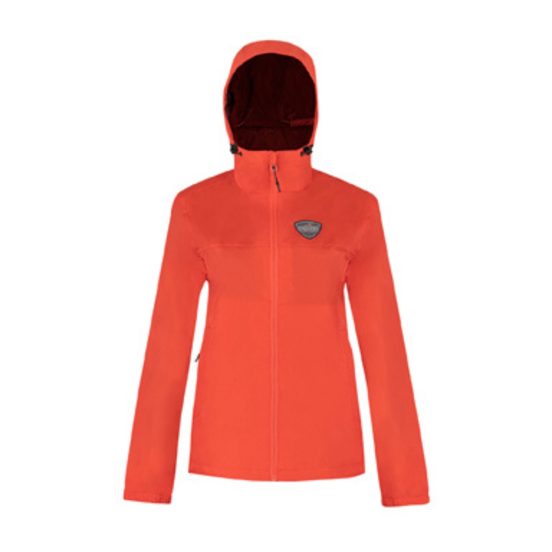 MATEAU DE PLUIE SPORTCHIEF À RANGEMENT EN POCHETTE POUR FEMME couleur orange vu de face logo Sportchief à la poitrine gauche, capuchon relevé, tours de poignet élastiques fermeture éclair principal visible, le manteau est entièrement orange/coral