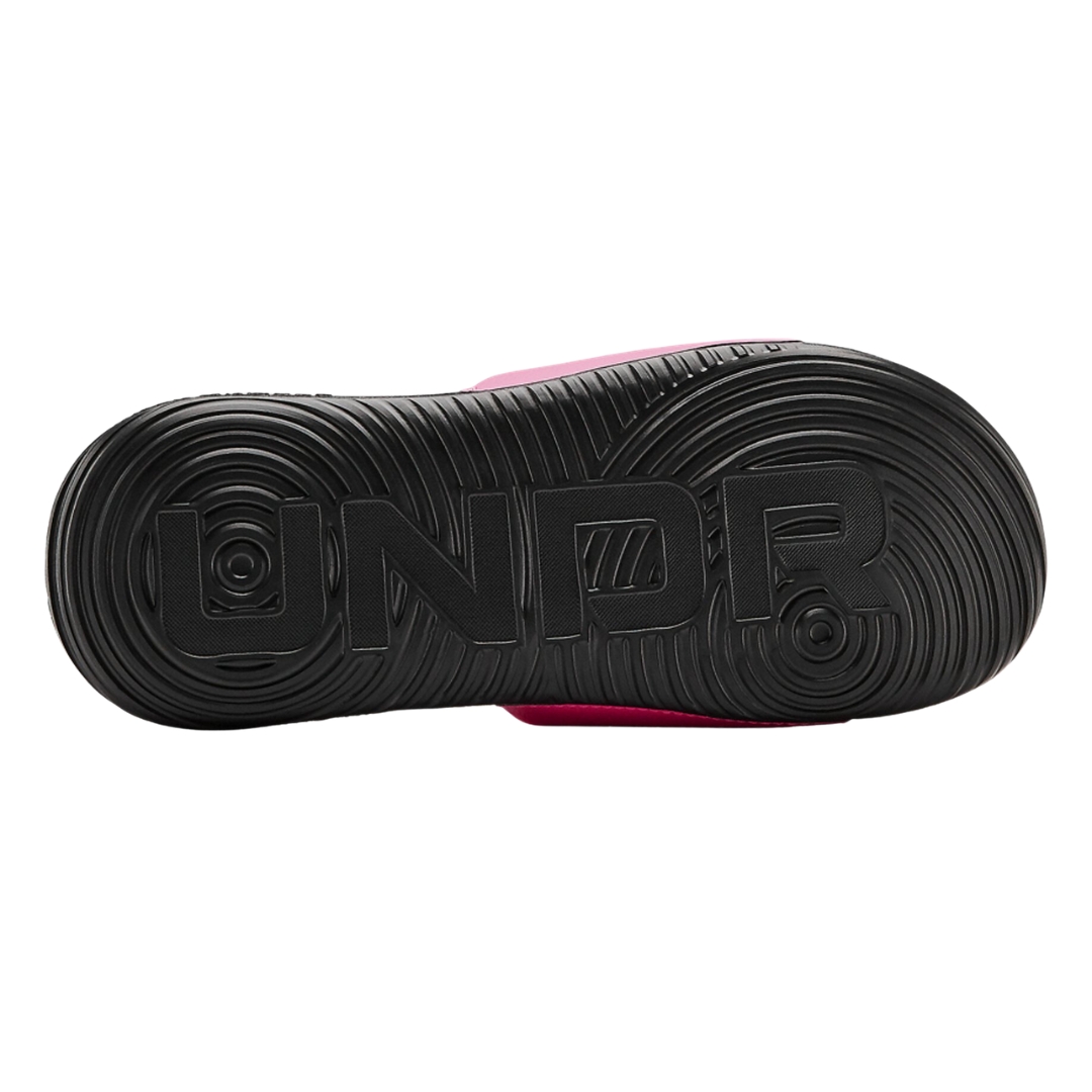 SANDALE MULE UNDER ARMOUR ANSA FIX POUR fille couleur noir/rose vue de la semelle d'usure noire avec le nom UNDR embossé dans les crampons