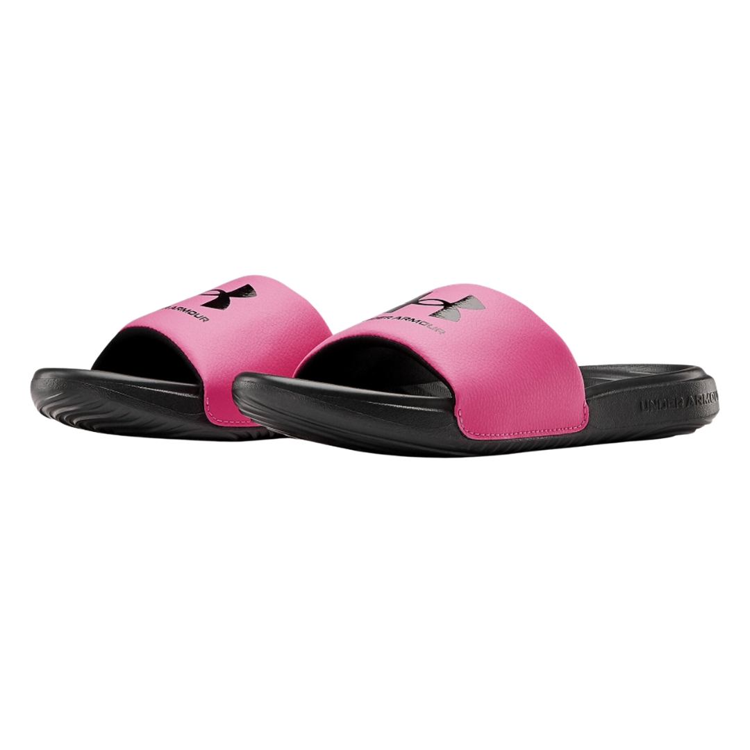 SANDALE MULE UNDER ARMOUR ANSA FIX POUR fille couleur noir/rose vue des deux sandales de profil avant gauche , large sangle rose ornée du logo et nom Under armour en noir, semelle intérieure noire