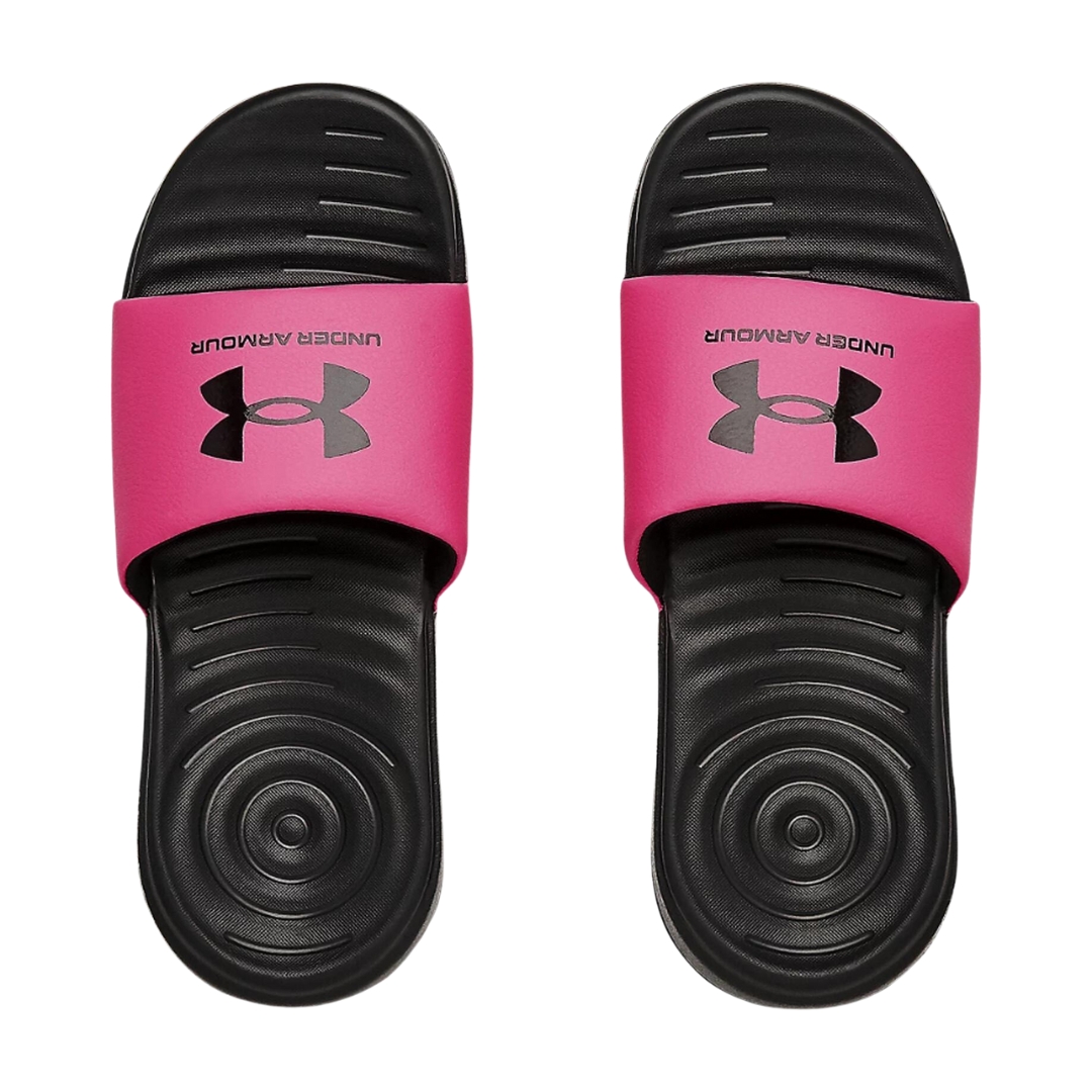 SANDALE MULE UNDER ARMOUR ANSA FIX POUR fille couleur noir/rose vue des deux sandales du dessus , large sangle rose ornée du logo et nom Under armour en noir, semelle intérieure noire