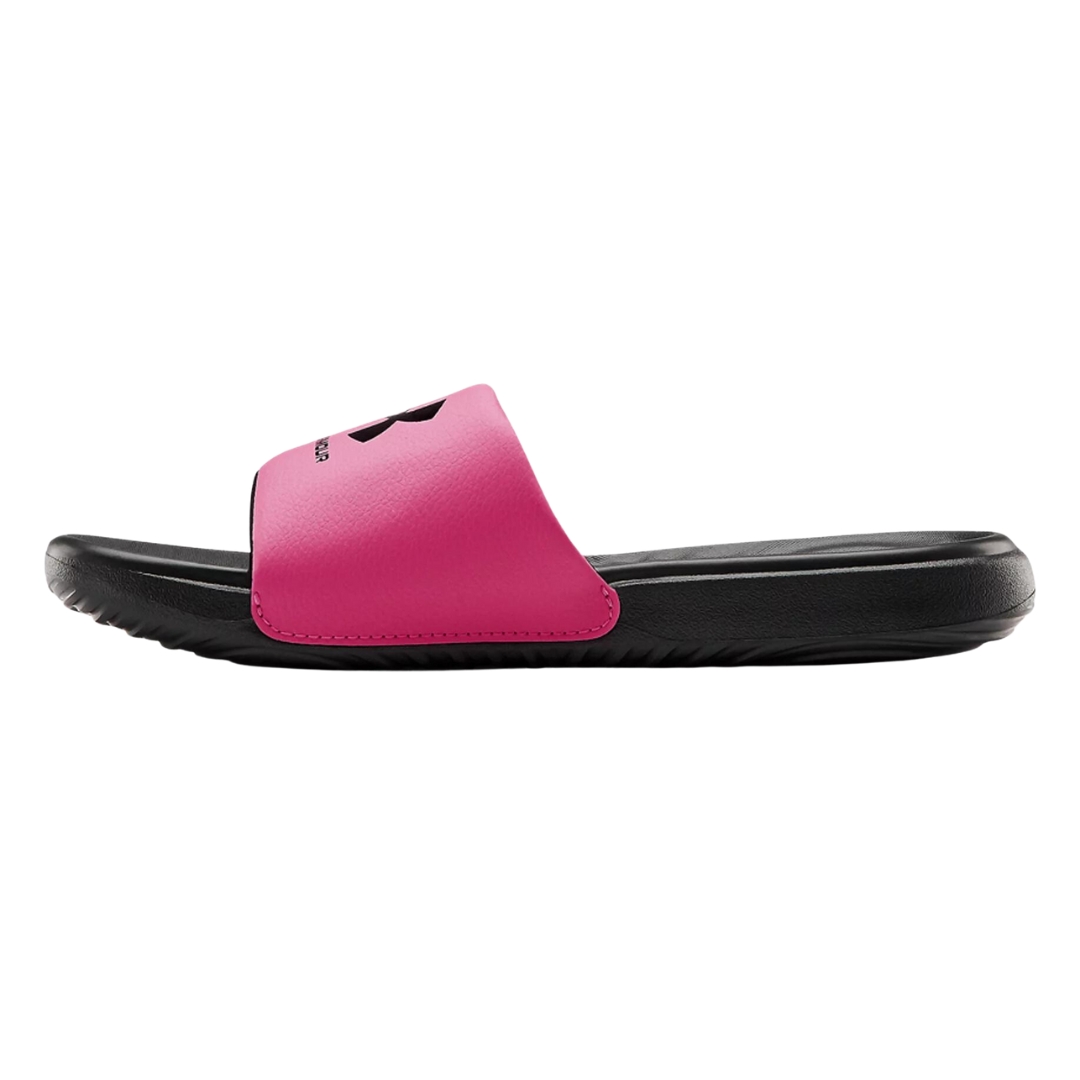 SANDALE MULE UNDER ARMOUR ANSA FIX POUR fille couleur noir/rose vue de la sandale gauche de profil gauche, large sangle rose ornée du logo et nom Under armour en noir, semelle intérieure et d'usure noires,