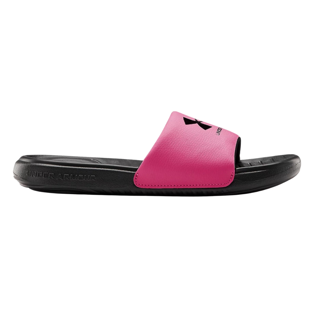 SANDALE MULE UNDER ARMOUR ANSA FIX POUR fille couleur noir/rose vue de la sandale droite de profil droit, large sangle rose ornée du logo et nom Under armour en noir, semelle intérieure et d'usure noires, on voit le nom Under Armour embossé sur le contour de la semelle d'usure au niveau du talon
