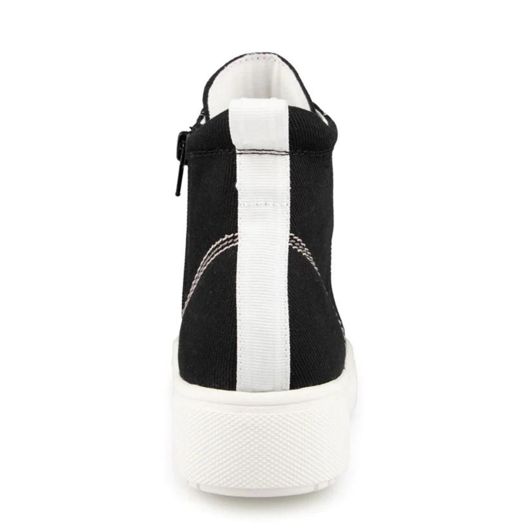 CHAUSSURE URBAINE ALBERTO OWEN POUR FEMME couleur noir vu de la chaussure droite de l'arrière corps du soulier noir, semelle d'usure blanche, couture blanche sur le soulier noir, languette de tirage arrière, on voit le curseur de la fermeture éclair côté interne