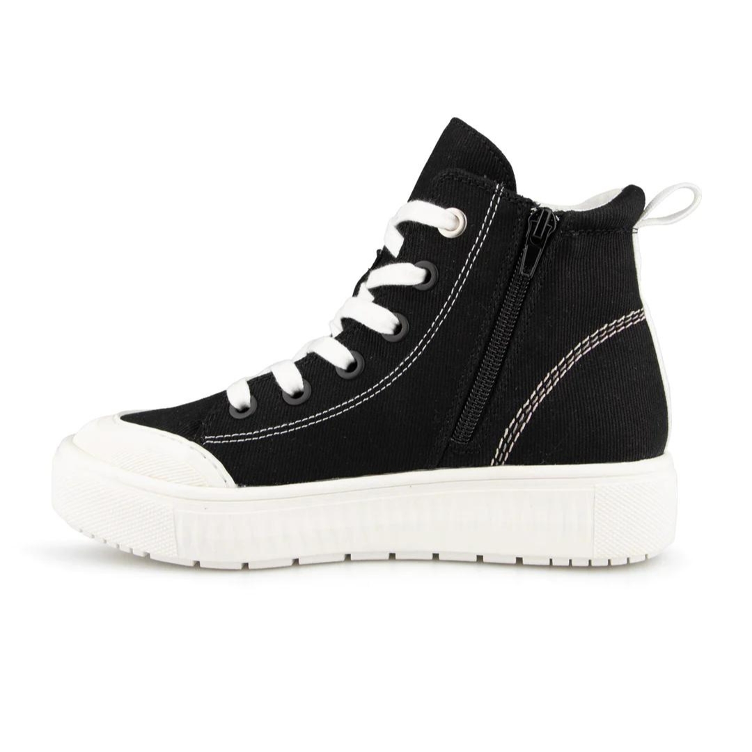 CHAUSSURE URBAINE ALBERTO OWEN POUR FEMME couleur noir vu de la chaussure droite de profil droit corps du soulier noir, lacet blanc, semelle d'usure blanche, couture blanche sur le soulier noir, languette de tirage arrière, on voit la fermeture éclair sur le coté interne du soulier