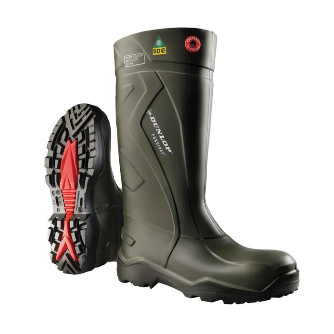 BOTTE DE SÉCURITÉ DUNLOP PUROFORT+FULL SAFETY CSA POUR HOMME vue des deux bottes la droite est debut vue du profil droit et la gauche est couchée et on voit la semelle d'usure. Bottes vertes avec inclusion rouge à la semelle, nom Dunlop imprimé sur le côté de la tige, logo csa visible ainsi que le logo Purofort