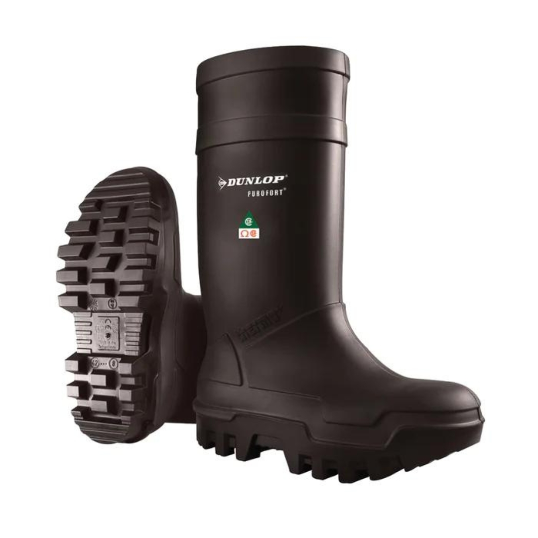 BOTTE DE SÉCURITÉ IMPERMÉABLE DUNLOP PUROFORT THERMO+ POUR HOMME couleur noir vue des deux botte la droite debout de profil droit et la gauche couchée laissant voir la semelle d'usure, la botte droite est ornée du logo d'homologation ainsi le nom Dunlop sur la botte entièrement noire, la semelle d'usure a de gros crampons et est noire également