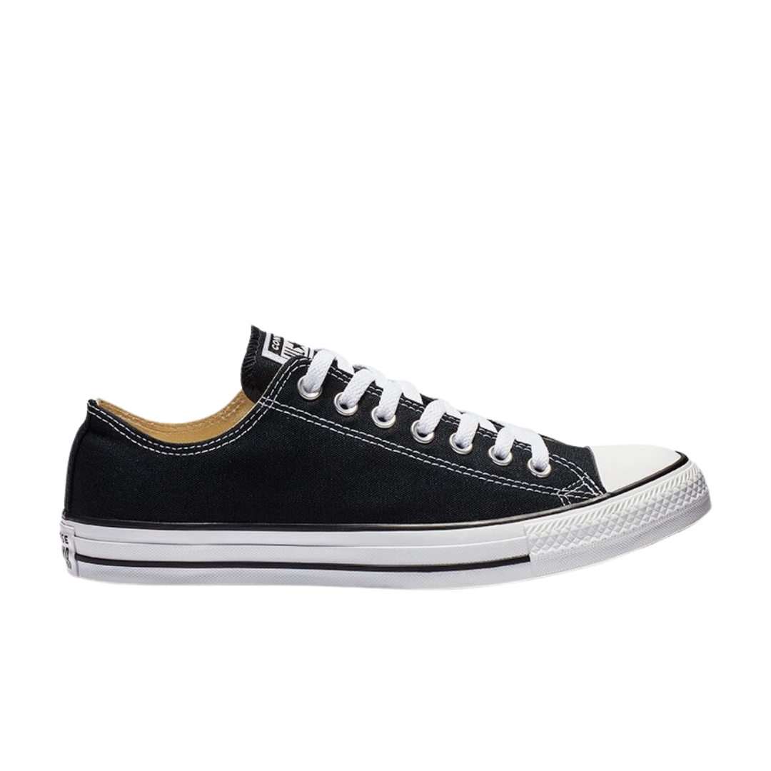 CHAUSSURE URBAINE CONVERSE CHUCK TAYLOR ALL STAR LOW TOP POUR FEMME couleur noir/blanc vu de la chaussure droite de profil droit, corps du soulier noir, semelle d'usure et embout aux orteils blanc, lacet blanc, languette de tirage arrière visible