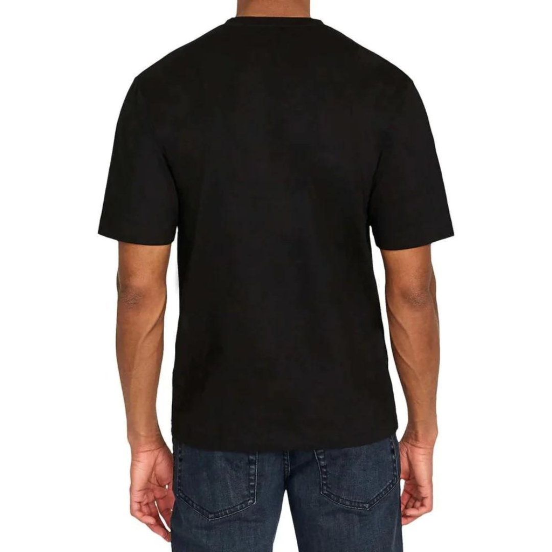 T-SHIRT DE TRAVAIL CAT TRADEMARK LOGO POUR HOMME COULEUR BLACK PORTÉ PAR UN HOMME VU DE DOS DE LA TÊTE AUX CUISSES CORPS DU CHANDAIL NOIR UNI AU DOS