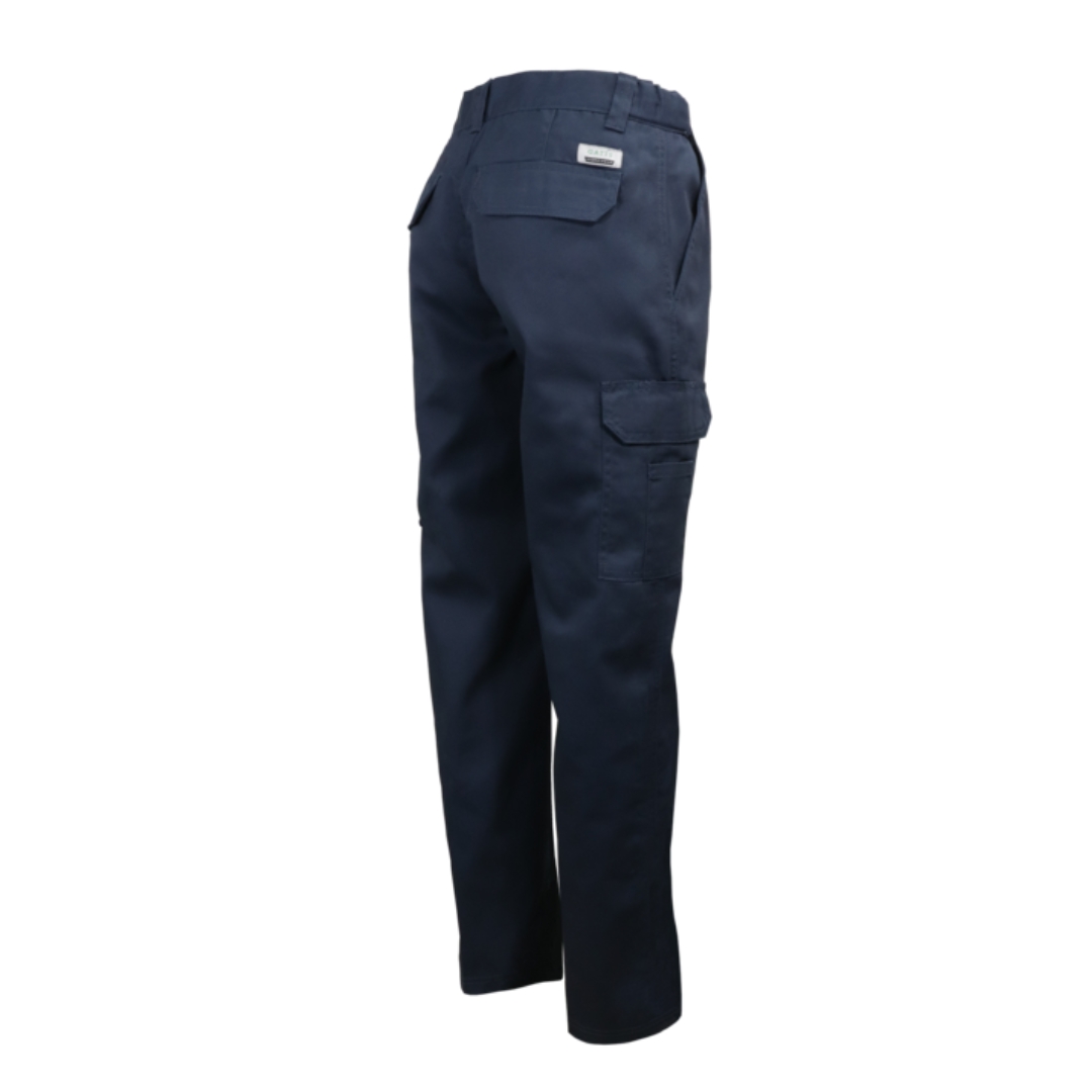 PANTALON DE TRAVAIL GATTS CARGO EXTENSIBLE POUR HOMME COULEUR NAVY VUE DE PROFIL DROIT ARRIÈRE, PANTALON BLEU MARIN, POCHE CARGO À LA CUISSE, POCHE PASSEPOILÉE AUX FESSES, PASSANT POUR CEINTURE, ÉCUSSON gATTS À DROIT AU HAUT DE LA POCHE