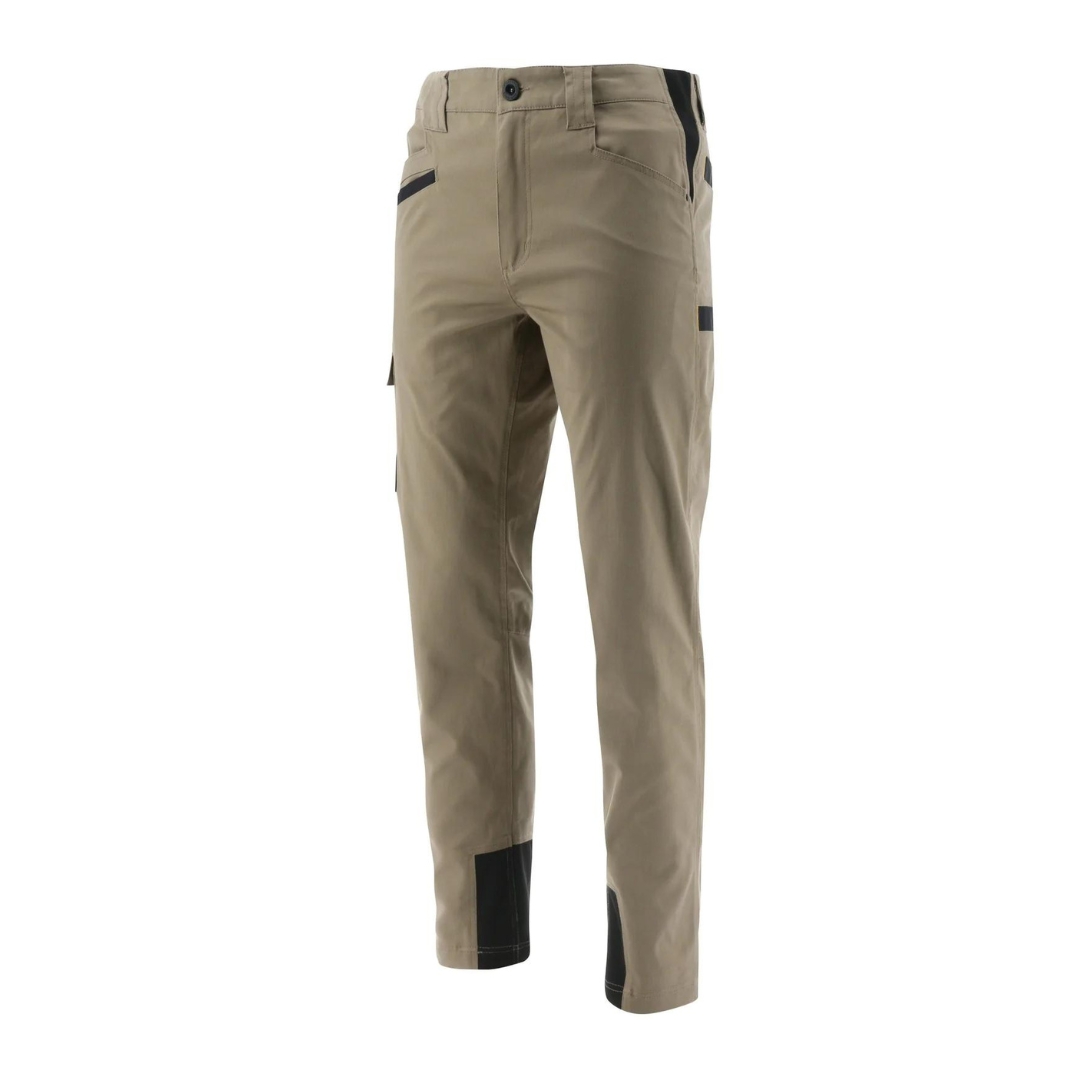 PANTALON DE TRAVAIL CAT OPERATOR ELITE POUR HOMME couleur kaki vu de face, pantalon beige/gris avec ajout de protection noir aux chevilles côté interne, passants à ceinture, poche latérales pour les mains