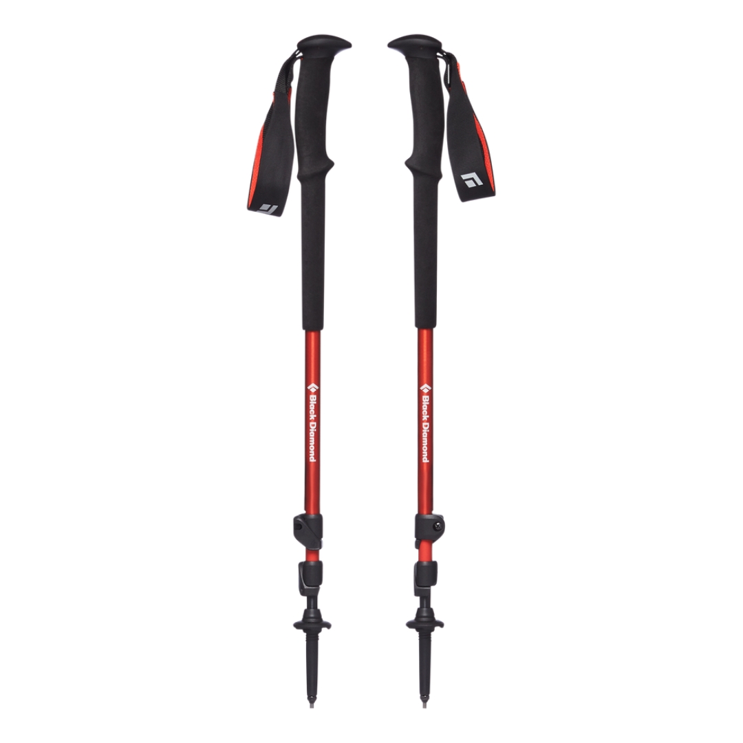 BÂTON DE RANDONNÉE BLACK DIAMOND TRAIL TREKKING POLES couleur piccante vue des deux bâtons à leur plus petite longueur, dragonne visible, poignée EVA noire tige du bâton rouge orangé avec le nom et logo black diamond imprimé en blanc