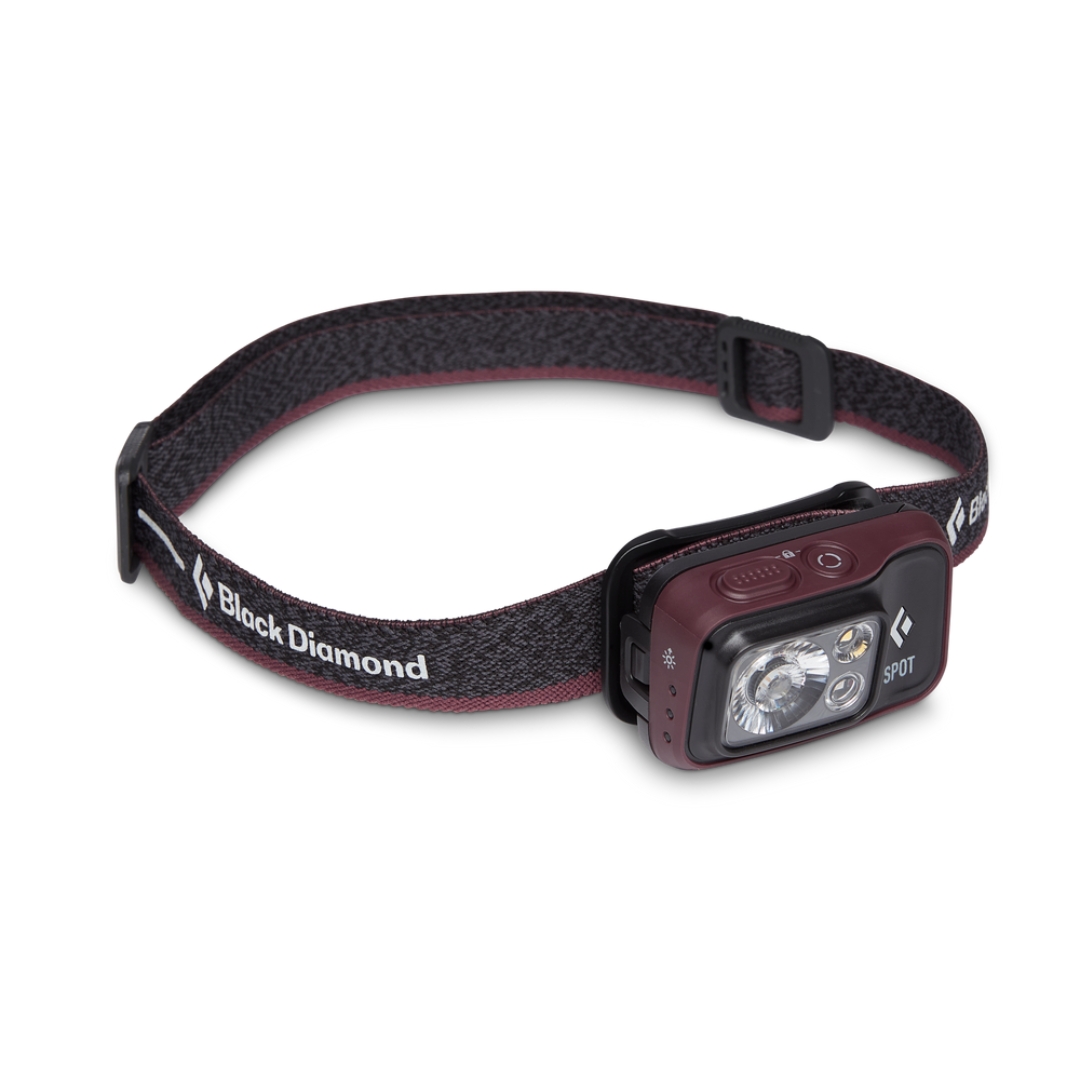 LAMPE FRONTALE BLACK DIAMOND SPOT 400 couleur Bordeaux vue de face, sangle d'attache ajustable identifiée avec le logo et nom Black Diamond, le boitier de la lampe coutour Bordeaux et centre noir