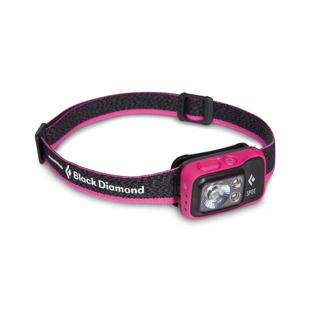 LAMPE FRONTALE BLACK DIAMOND SPOT 400 couleur Ultra Pink vue de face, sangle d'attache ajustable identifiée avec le logo et nom Black Diamond, le boitier de la lampe coutour rose et centre noir