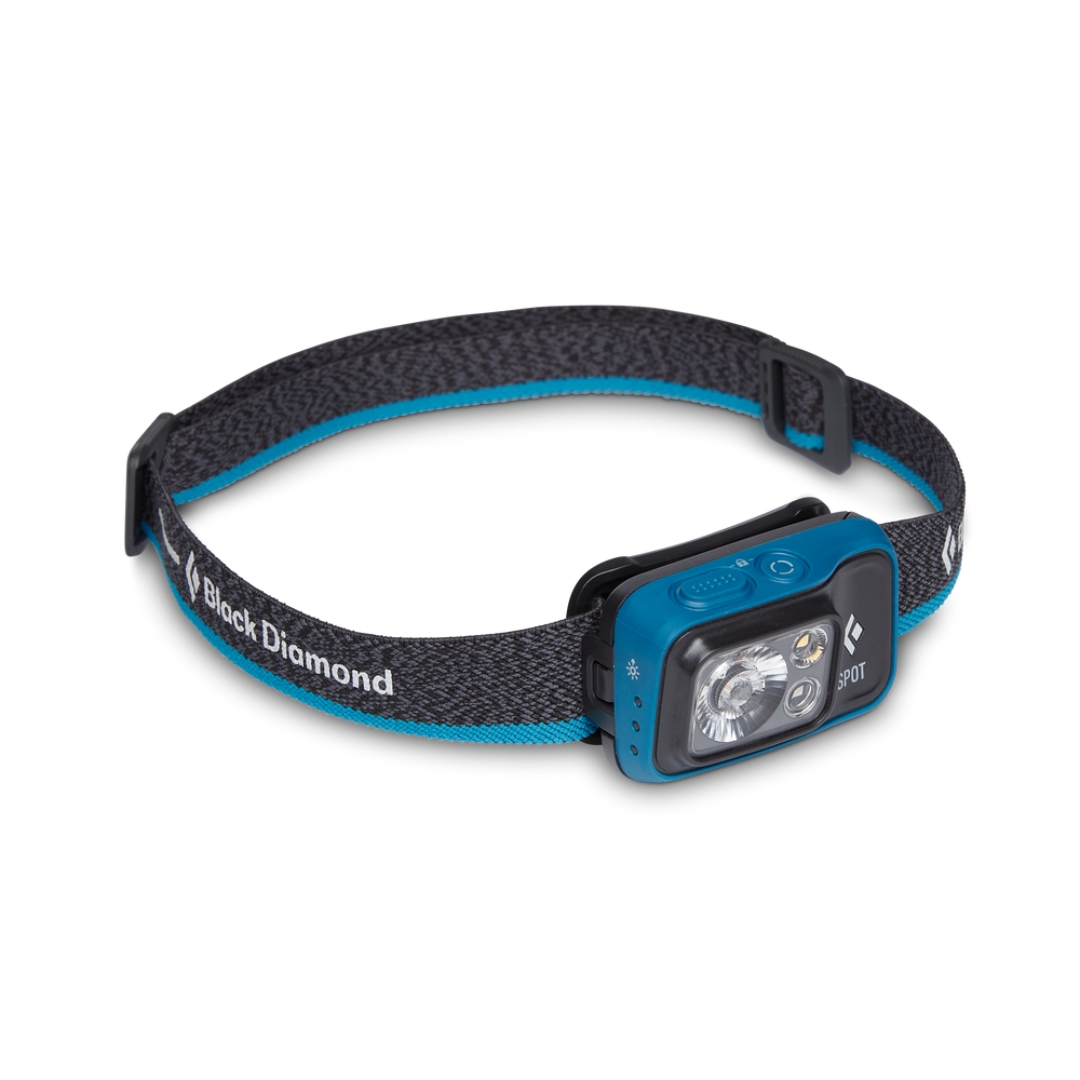 LAMPE FRONTALE BLACK DIAMOND SPOT 400 couleur Azul vue de face, sangle d'attache ajustable identifiée avec le logo et nom Black Diamond, le boitier de la lampe coutour bleu azur et centre noir