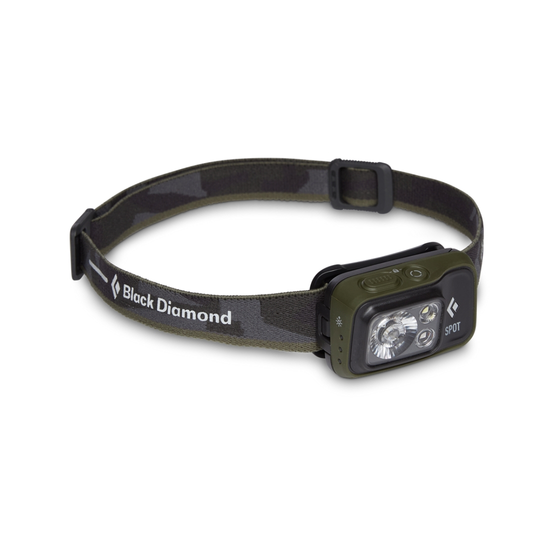 LAMPE FRONTALE BLACK DIAMOND SPOT 400 couleur Dark Olive vue de face, sangle d'attache ajustable identifiée avec le logo et nom Black Diamond, le boitier de la lampe contour vert olive et centre noir