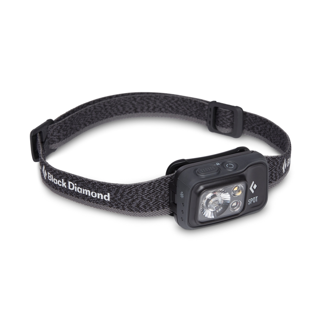 LAMPE FRONTALE BLACK DIAMOND SPOT 400 couleur Graphite vue de face, sangle d'attache ajustable identifiée avec le logo et nom Black Diamond, le boitier de la lampe contour gris foncé graphite et centre noir