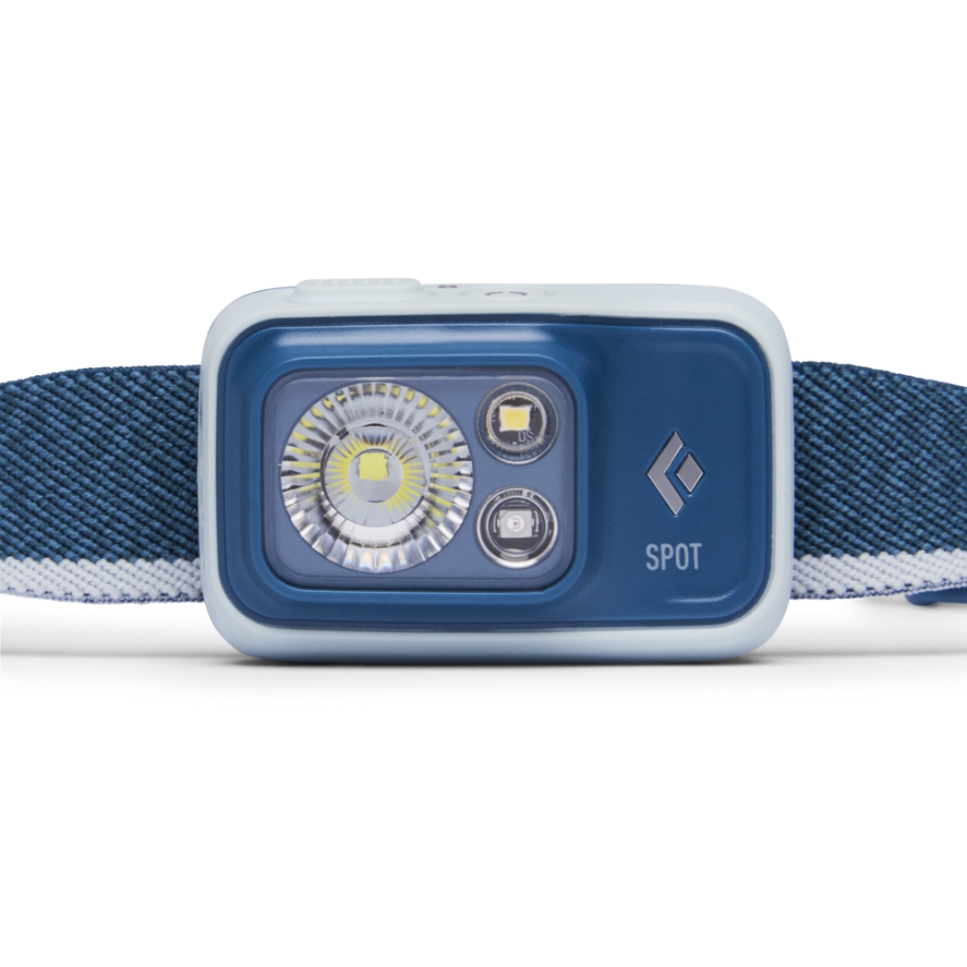 LAMPE FRONTALE BLACK DIAMOND SPOT 400 couleur Creek Blue vue de face gros plan sur le boitier de la lampe contour bleu pale et centre bleu creek, logo black diamond et le nom Spot sincrit au devant du boitier, on voit les led