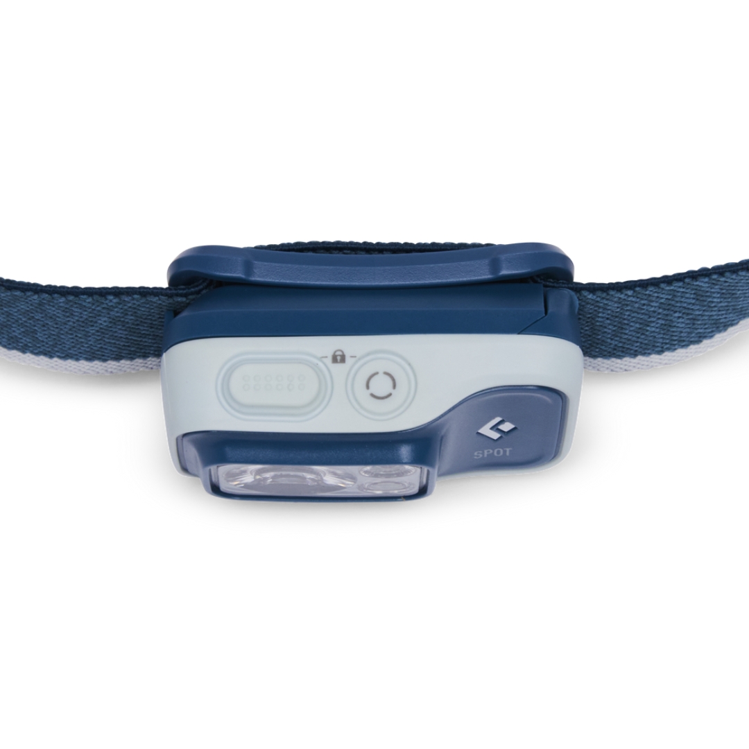 LAMPE FRONTALE BLACK DIAMOND SPOT 400 couleur Creek Blue vue du dessus en gros plan sur le boitier de la lampe contour bleu pale et centre bleu creek, on voit les boutons de controle, le logo Black diamond et nom SPot au devant également visibles.