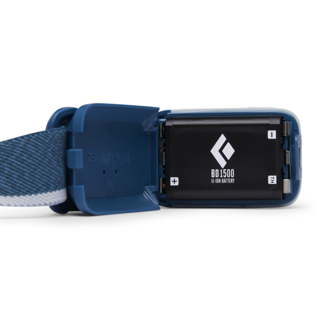 LAMPE FRONTALE BLACK DIAMOND SPOT 400 couleur Creek Blue vue du boitier ouvert sur la batterie, ici démonté avec un batterie rechargeable (vendue séparement), le boitier est bleu foncé