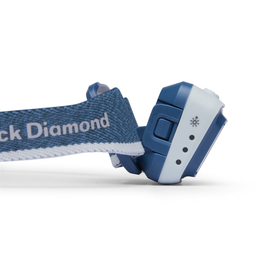LAMPE FRONTALE BLACK DIAMOND SPOT 400 couleur Creek Blue vue de profil droit on voit que l'on peut donner un angle à la lampe avec son support prévu à cette fin, on voit les 3 led pour l'indicateur de charge de batterie