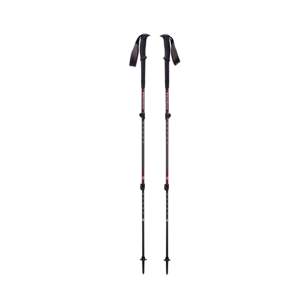 BÂTON DE RANDONNÉE BLACK DIAMOND TRAIL TREKKING POUR FEMME couleur Cherrywood vu des deux bâtons pleine longueur, tige rouge foncé avec logo et nom black diamond inscrit en blanc poignée noire, dragonne noire