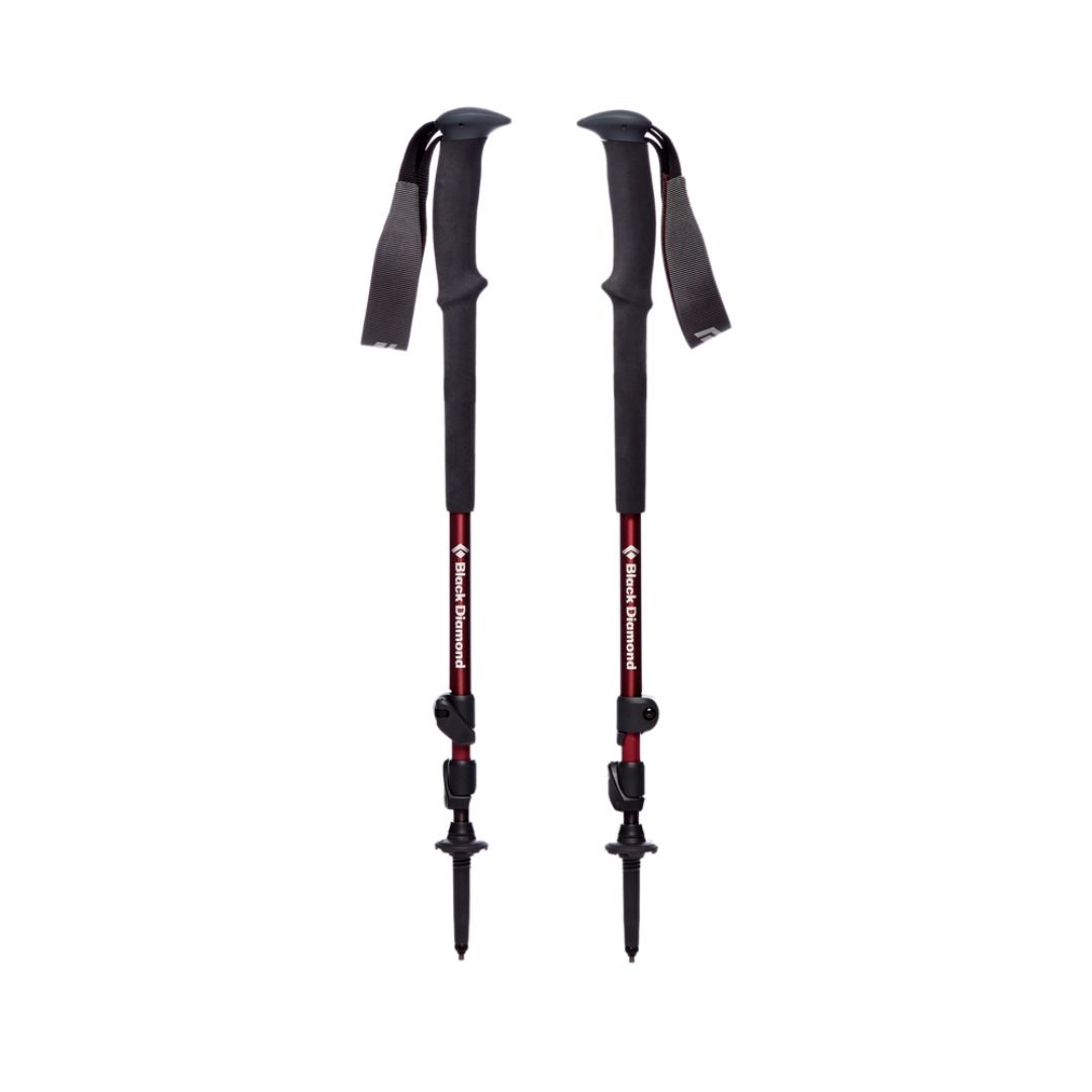 BÂTON DE RANDONNÉE BLACK DIAMOND TRAIL TREKKING POUR FEMME couleur Cherrywood vu des deux bâtons à leur plus petite longueur, tige rouge foncé avec logo et nom black diamond inscrit en blanc poignée noire, dragonne noire