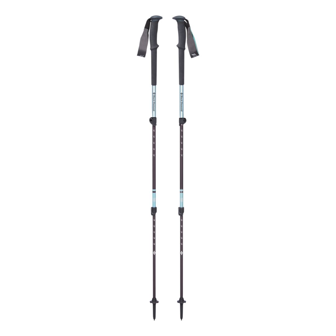 BÂTON DE RANDONNÉE BLACK DIAMOND TRAIL TREKKING POUR FEMME couleur Alpine Lake vu des deux bâtons à leur plus grande longueur, tige bleu très pale avec logo et nom black diamond inscrit en gris foncé poignée grise foncée dragonne grise foncée avec détail bleu