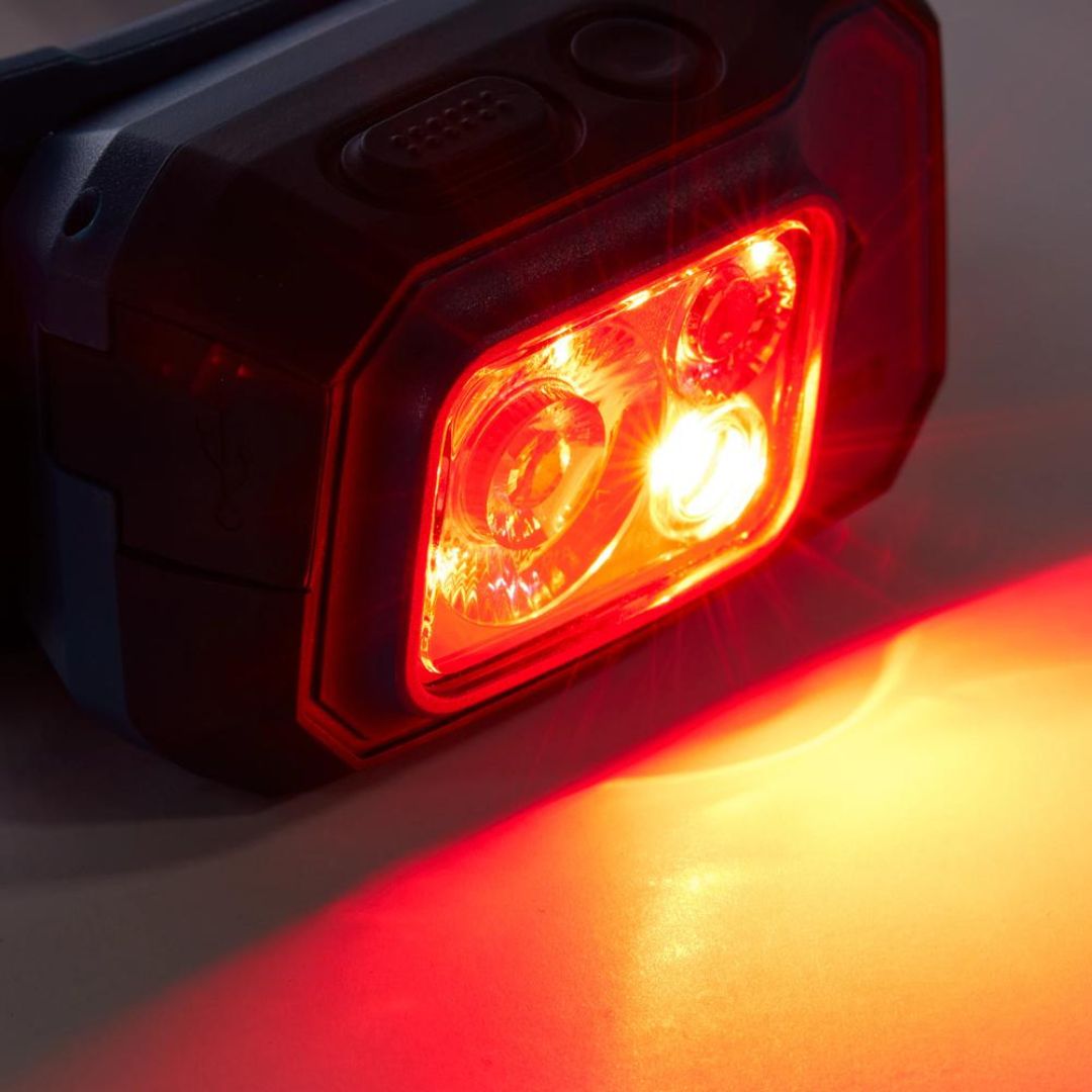 LAMPE FRONTALE BLACK DIAMOND STORM 500 RECHARGEABLE COULEUR BLACK VUE DE LA LAMPE UTILISÉE AVEC LE MODE NOCTURNE ROUGE
