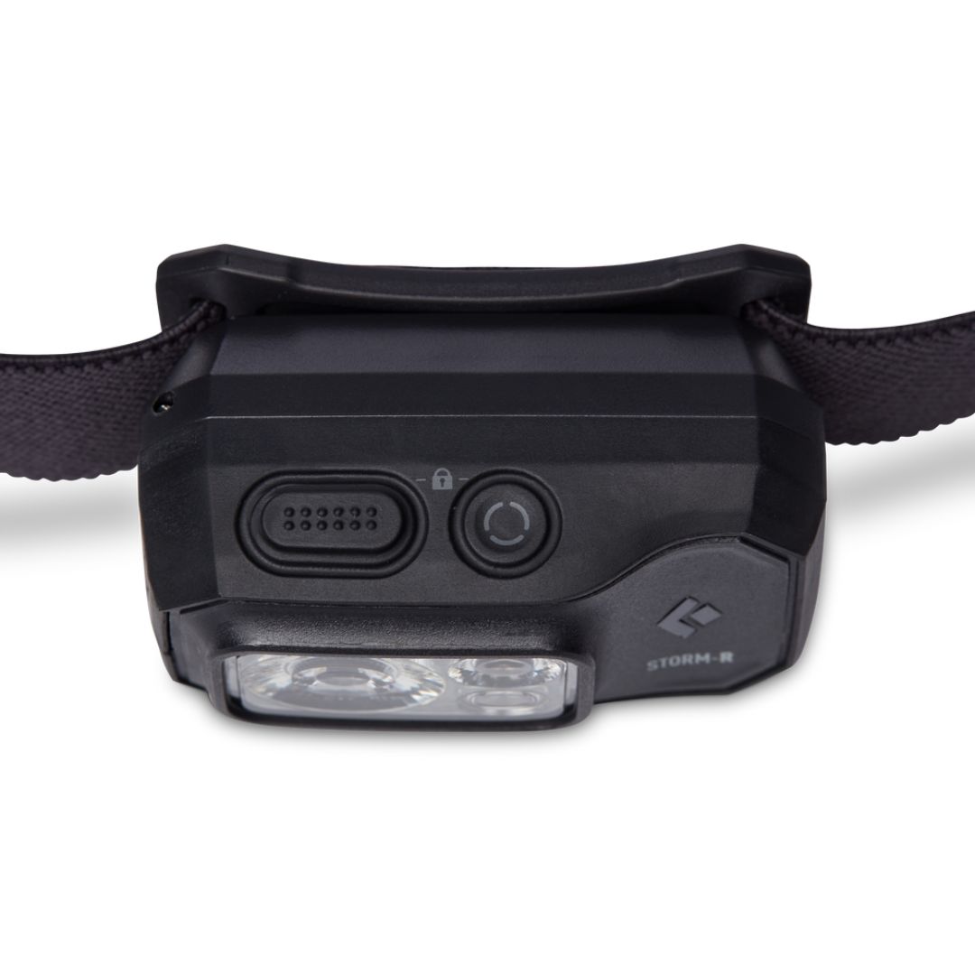 LAMPE FRONTALE BLACK DIAMOND STORM 500 RECHARGEABLE COULEUR BLACK VUE DE FACE DU BOITIER, LAMPE NOIRE AVEC INSCRIPTION STORM-R ET LE LOGO BLACK DIAMOND SUR LE BOITIER, ON VOIT LES LED DE LA LAMPE AINSI QUE LES BOUTONS DE CONTROLE