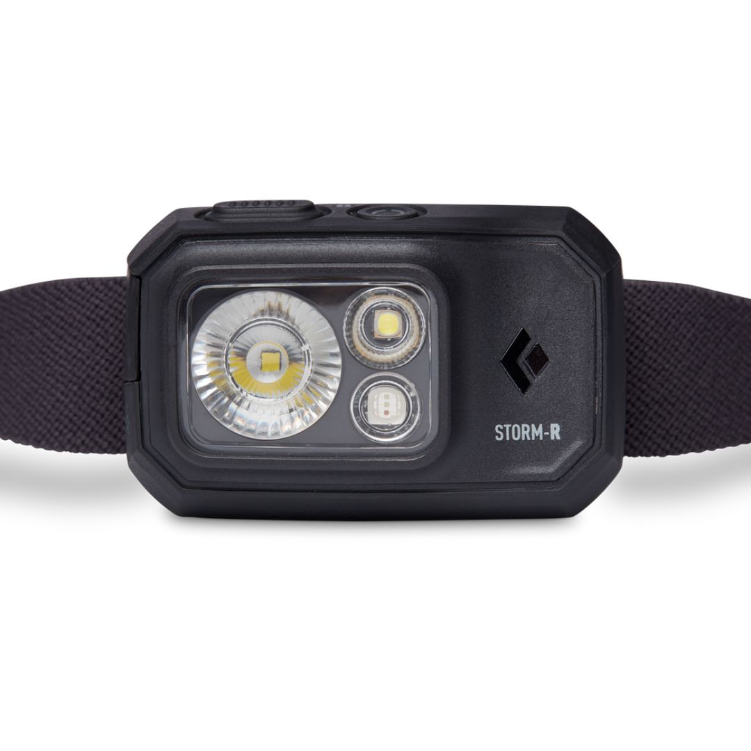 LAMPE FRONTALE BLACK DIAMOND STORM 500 RECHARGEABLE COULEUR BLACK VUE DE FACE DU BOITIER, LAMPE NOIRE AVEC INSCRIPTION STORM-R ET LE LOGO BLACK DIAMOND SUR LE BOITIER, ON VOIT LES LED DE LA LAMPE
