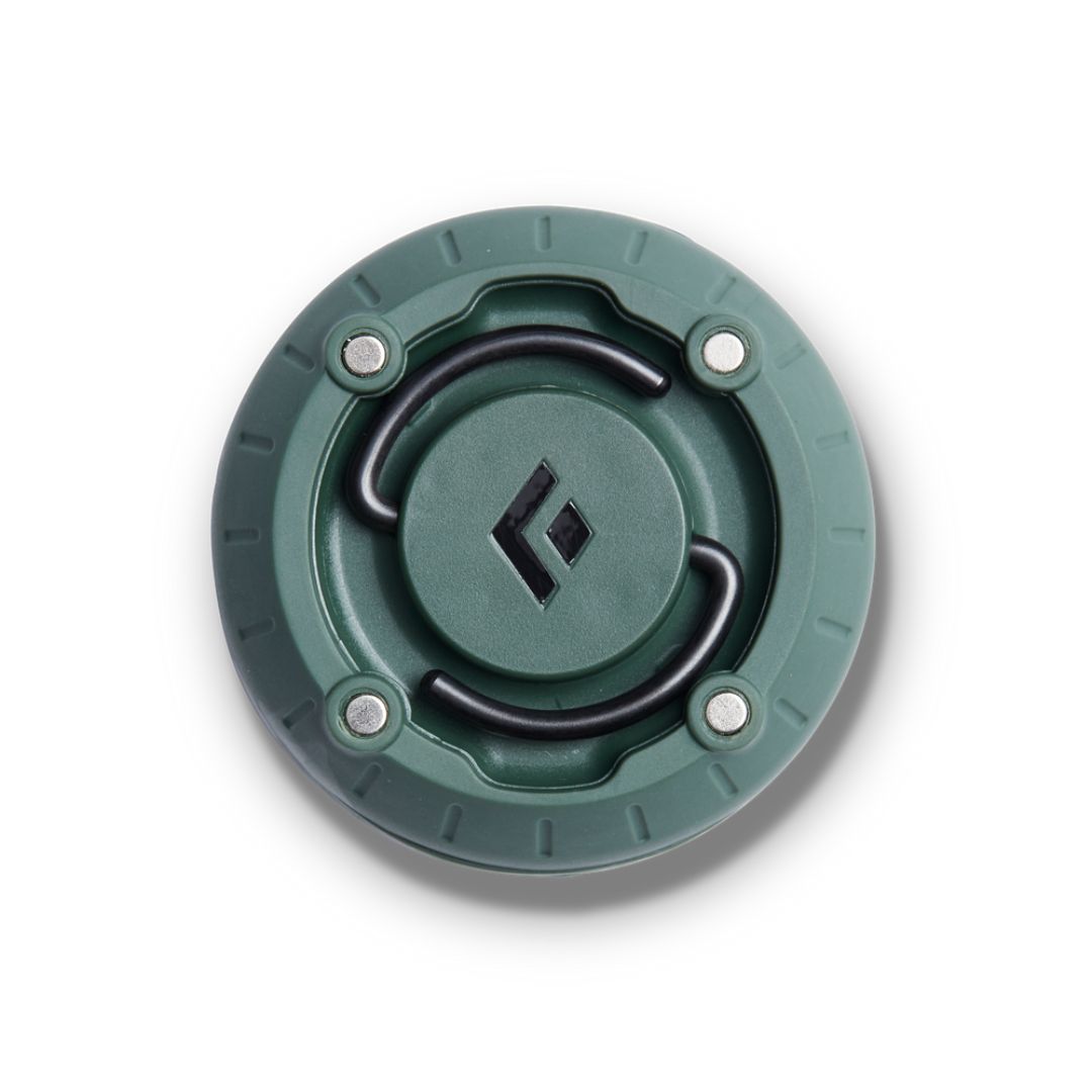 LANTERNE BLACK DIAMOND MOJI+ RECHARGEABLE couleur Dark Laurel vue de la lanterne du dessous base verte laurier de la lanterne. le logo Black Diamond est au centre de la base en noir et on voit les poignée de la lanterne