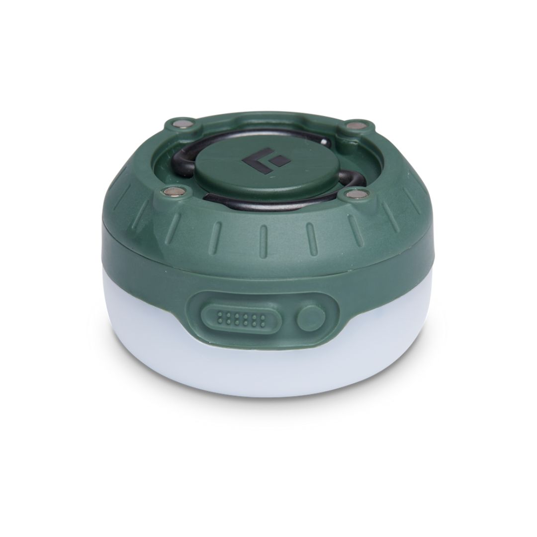 LANTERNE BLACK DIAMOND MOJI+ RECHARGEABLE couleur Dark Laurel vue de la lanterne du dessous avant, on voit les boutons de controle sur la base verte laurier de la lanterne. son dessus est blanc, le logo Black Diamond est au centre de la base en noir et on voit les poignée de la lanterne