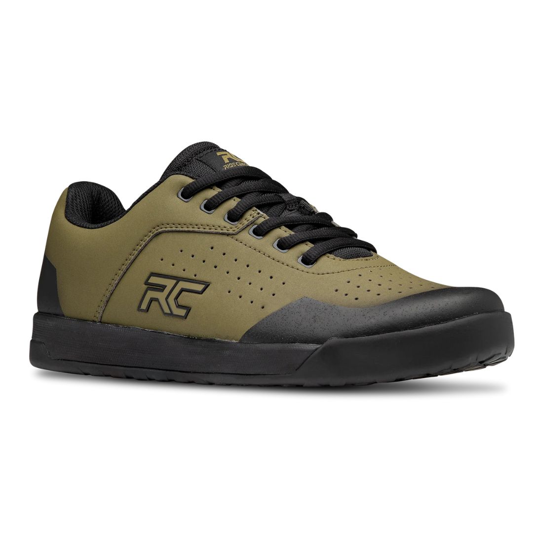 SOULIER DE VÉLO RIDE CONCEPTS HELLION POUR HOMME couleur olive/black vu du soulier droit de profil avant droit on voit le logo RC sur le flanc, de nombreuses perforations sur le flanc et sur le dessus du soulier, lacet et semelle d'usure noire, protection au talon et aux orteils noir