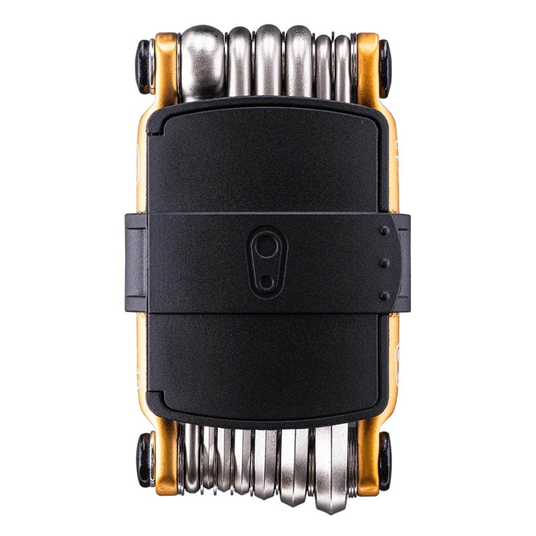 MULTI OUTIL CRANKBROTHERS M13 couleur gold vue de l'outil avec sont boitier en plastique noir contenant les bouchons de pneus, clés couleur acier métallique et côtés doré métalliques