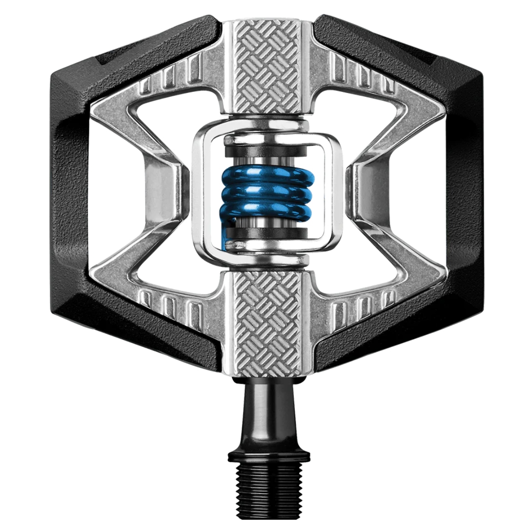 PÉDALE DE VÉLO CRANKBROTHERS DOUBLESHOT 2 couleur BLACK & RAW/BLUE SPRING vue du côté pédale plate, contour noir, centre de la pédale argenté et le ressort est bleu