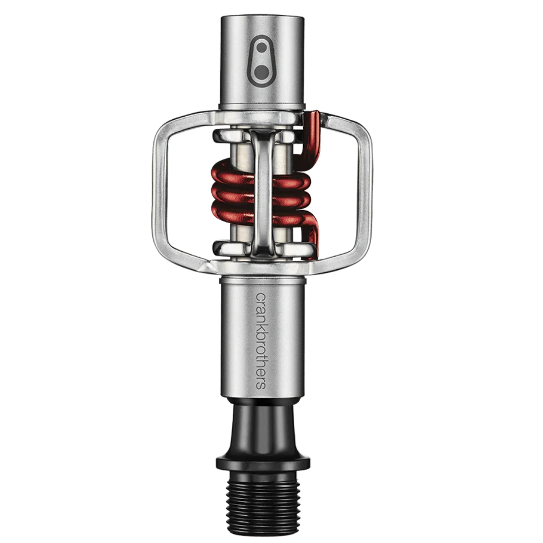 PÉDALE DE VÉLO CRANKBROTHERS EGGBEATER 1 couleur red spring vue de la pédale couleur grise acier, ressort central rouge métallique, le nom et logo crankbrothers sont imprimé en gris sur la pédale