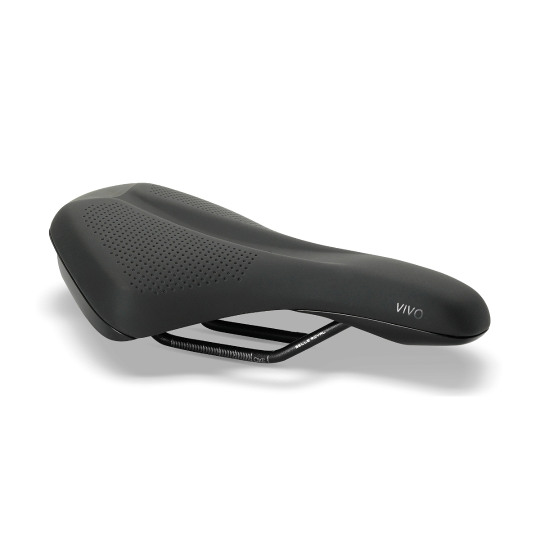 SELLE DE VÉLO SELLE ROYAL VIVO REFLECTIVE vue de profil droit, les tiges d'installation sont visible sous la selle noire, le nom Vivo est inscrit sur le flanc à la pointe de la selle et le nom selle royal se retrouve sur la tige d'installation