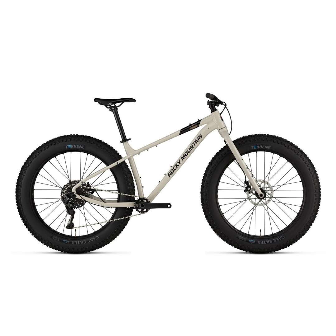 VÉLO FATBIKE ROCKY MOUNTAIN BLIZZARD ALLOY 10 (2023) couleur beige/black vu du profil du vélo beige lettré noir