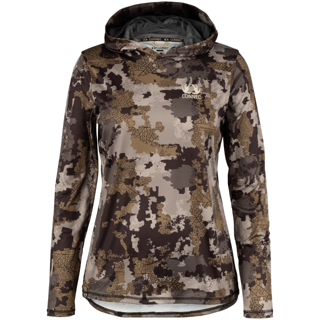 Le chandail à capuchon Connec Outdoors Breeze couleur Camo brun, beige et vert forest avec filet antimoustique intégré dans la capuche est la barrière ultime contre les moustiques pour les chasses printanière. Le capuchon peut être porter avec ou sans filet. Au dos et sous les bras, le tissu forme de minuscules pores pour améliorer la respirabilitée sans compromettre la protection contre les piqures. Il est fait pour être porté dans les journées chaudes du printemps et d'été. Son tissu offre aussi une haute protection contre les rayons UV de FPRUV 40. Logo Connec en haut à gauche de couleur beige.