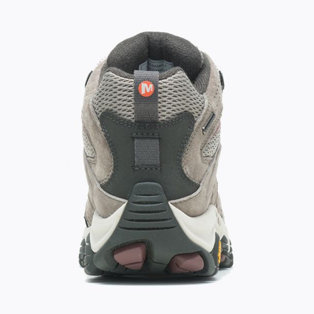BOTTE DE RANDONNÉE MERRELL MOAB 3 MID IMPERMÉABLE POUR FEMME couleur falcon vue de la botte droite de l'arrière, botte de couleur beige avec détails vieux roses