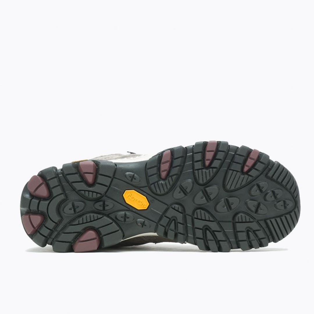 BOTTE DE RANDONNÉE MERRELL MOAB 3 MID IMPERMÉABLE POUR FEMME couleur falcon vue de la semelle d'usure de couleur gris foncée et bourgogne