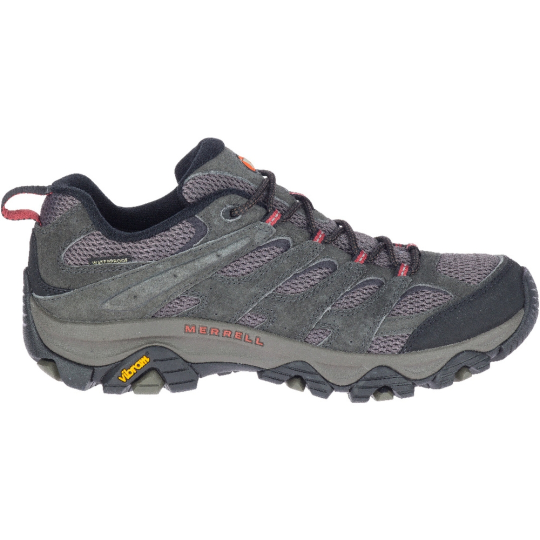 CHAUSSURE IMPERMÉABLE DE RANDONNÉE MERRELL MOAB 3 PIED LARGE POUR HOMME couleur beluga vue de la chaussure droite de profil droit, chaussure corps gris/brun avec détail rouge