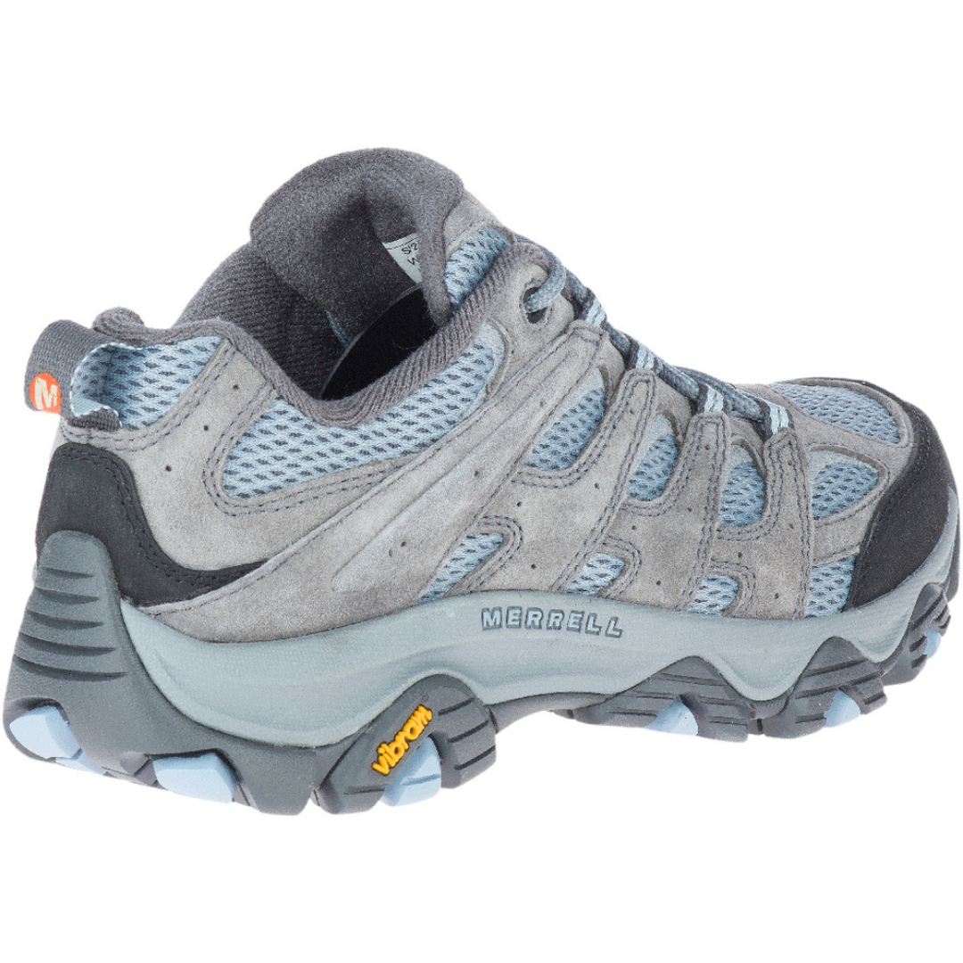 CHAUSSURE DE RANDONNÉE MERRELL MOAB 3 POUR FEMME couleur altitude vue de la chaussure droite de couleur bleue pale et grise de profil arrière droit