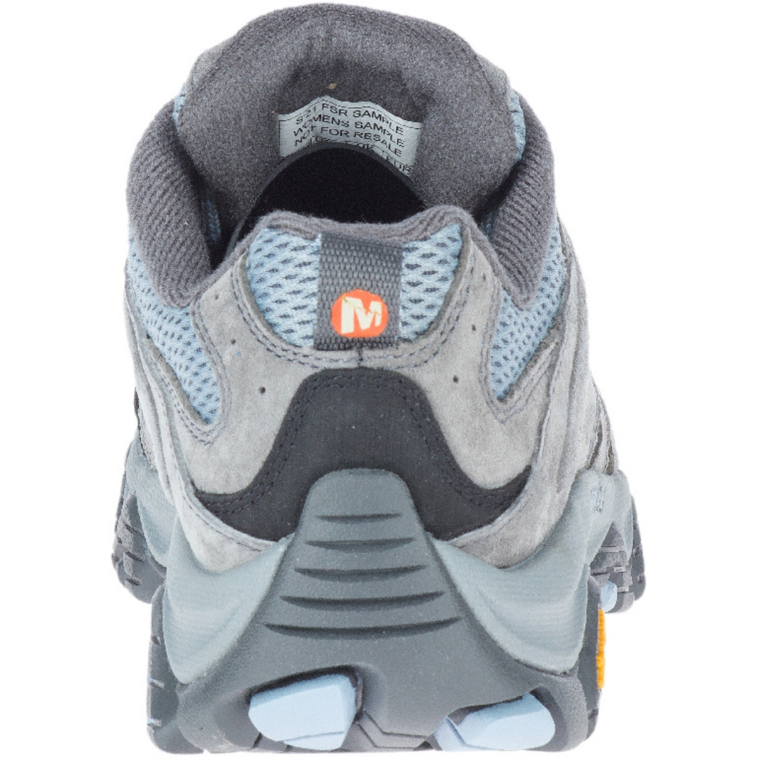CHAUSSURE DE RANDONNÉE MERRELL MOAB 3 POUR FEMME couleur altitude vue de la chaussure droite de couleur bleue pale et grise de l'arrière